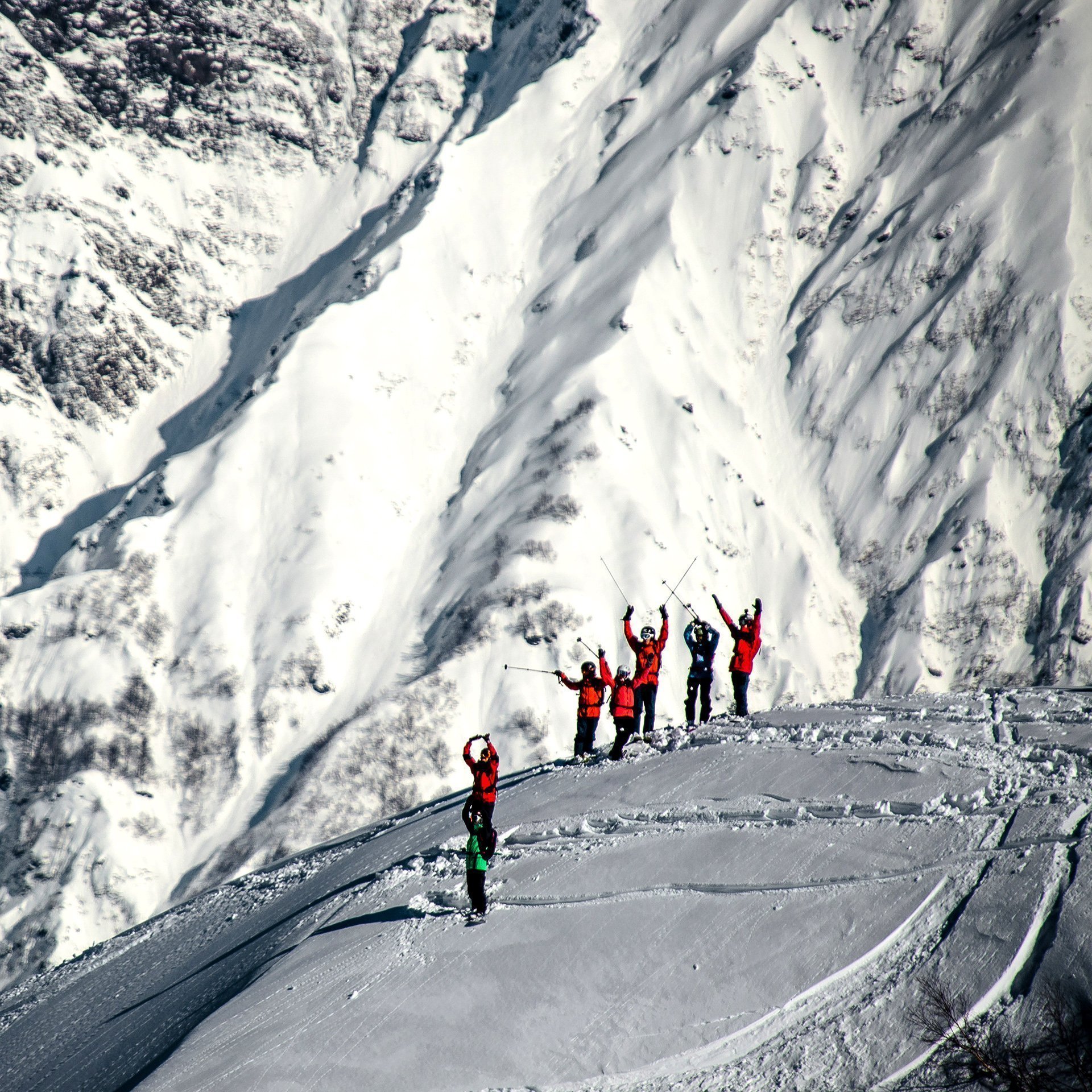 Фрирайд-гид в Красной Поляне: Почему опасно доверять чужим следам и как выжить вне трасс?